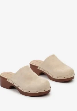 Beżowe Klapki Typu Drewniaki z Nitami i Płaskim Obcasem Nerai