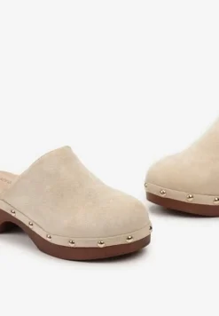 Beżowe Klapki Typu Drewniaki z Nitami i Płaskim Obcasem Nerai