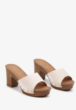 Beżowe Klapki Typu Drewniaki z Szerokim Paskiem z Nitami i Słupkiem Moallba