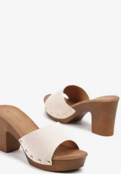 Beżowe Klapki Typu Drewniaki z Szerokim Paskiem z Nitami i Słupkiem Moallba