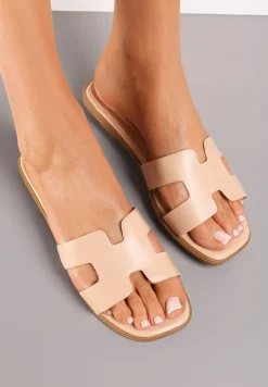 Beżowe Klapki z Imitacji Skóry z Ozdobnymi Wycięciami i Kwadratowym Noskiem Rosila