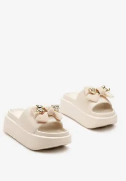 Beżowe Klapki z Pianki na Platformie z Cyrkoniami Kokardą i Metaliczną Aplikacją Risamiria