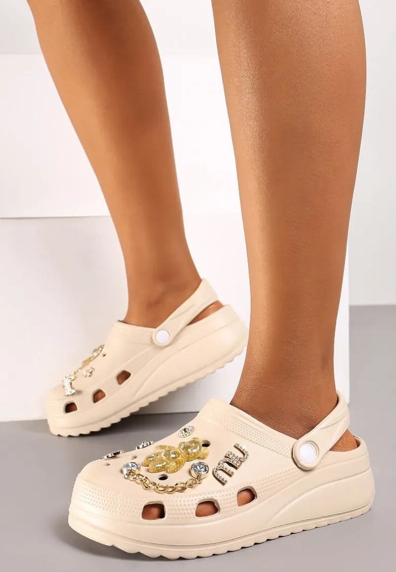 Beżowe Klapki z Pianki z Metalowymi Elementami Nellari