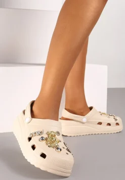 Beżowe Klapki z Pianki z Metalowymi Elementami Nellari