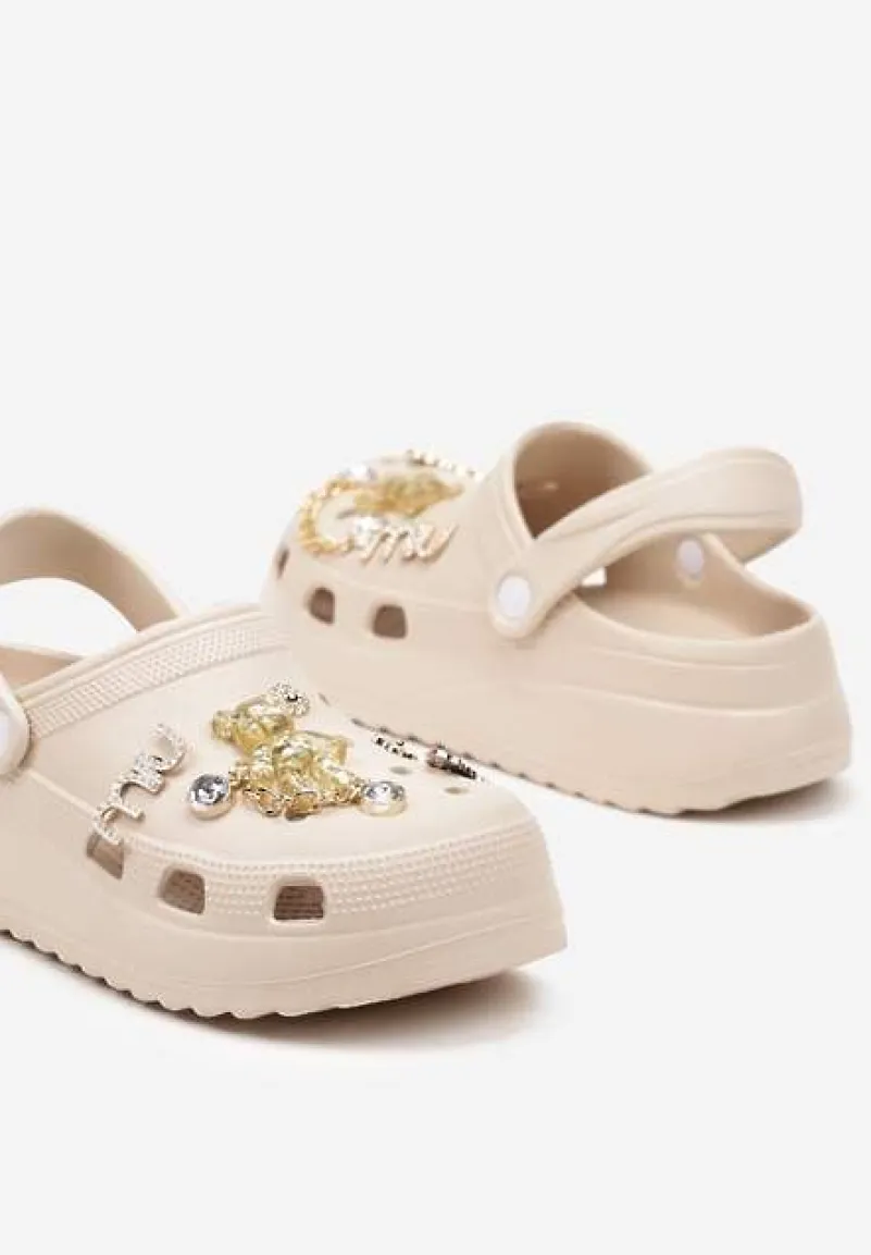 Beżowe Klapki z Pianki z Metalowymi Elementami Nellari