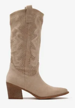 Beżowe Kozaki Kowbojki na Słupku z Noskiem w Szpic i Ażurowym Zdobieniem Ranawia