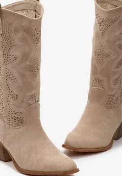 Beżowe Kozaki Kowbojki na Słupku z Noskiem w Szpic i Ażurowym Zdobieniem Ranawia