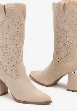 Beżowe Kozaki Kowbojki na Słupku z Ażurowym Zdobieniem Navstha