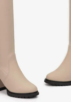 Beżowe Kozaki Muszkieterki na Słupku z Imitacji Skóry i Drobnymi Przeszyciami Deania