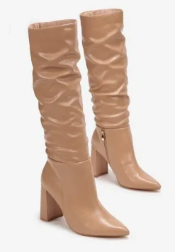 Beżowe Kozaki na Obcasie z Noskiem w Szpic i Marszczoną Cholewką Molla