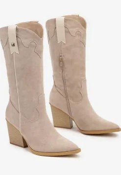 Beżowe Kozaki na Słupku w Stylu Kowbojek Ozdobione Paskiem i Przeszyciami Nerivissa