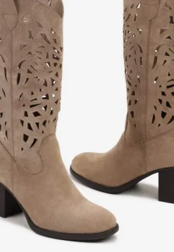 Beżowe Kozaki na Słupku ze Skórzaną Wkładką i Ażurowym Wzorem Arresia