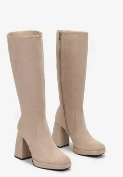 Beżowe Kozaki Przed Kolano na Wysokim Słupku i Platformie z Ekozamszu Geotta