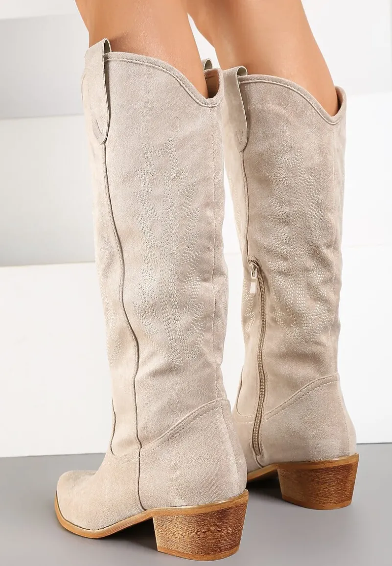 Beżowe Kozaki Typu Kowbojki z Ekozamszu Ozdobione Haftem przy Cholewce Narilira