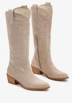 Beżowe Kozaki Typu Kowbojki z Ekozamszu Ozdobione Haftem przy Cholewce Narilira