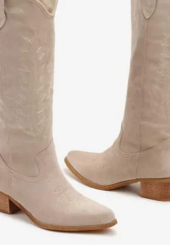 Beżowe Kozaki Typu Kowbojki z Ekozamszu Ozdobione Haftem przy Cholewce Narilira