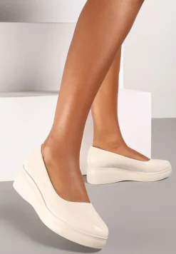 Beżowe Lakierowane Czółenka na Obcasie Typu Koturn Niki