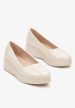 Beżowe Lakierowane Czółenka na Obcasie Typu Koturn Niki