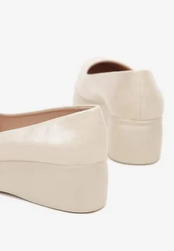 Beżowe Lakierowane Czółenka na Obcasie Typu Koturn Niki