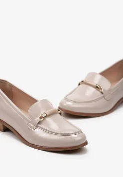 Beżowe Lakierowane Mokasyny w Stylu Loafersów z Klamrą i Wkładką ze Skóry Naturalnej Seith