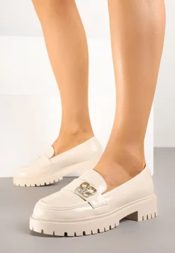 Beżowe Lakierowane Mokasyny Zdobione Metaliczną Aplikacją Palamiela