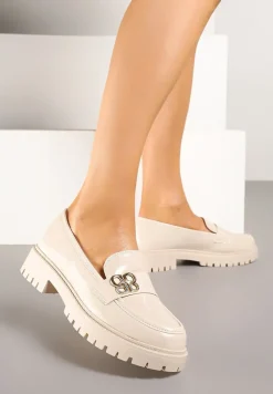 Beżowe Lakierowane Mokasyny Zdobione Metaliczną Aplikacją Palamiela