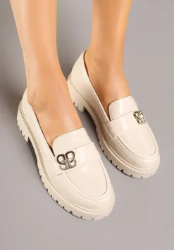 Beżowe Lakierowane Mokasyny Zdobione Metaliczną Aplikacją Palamiela