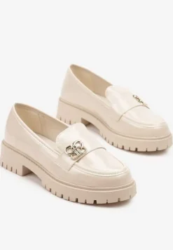 Beżowe Lakierowane Mokasyny Zdobione Metaliczną Aplikacją Palamiela