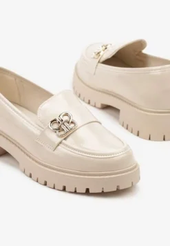 Beżowe Lakierowane Mokasyny Zdobione Metaliczną Aplikacją Palamiela