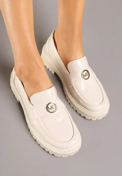 Beżowe Lakierowane Półbuty Mokasyny Zdobione Elegancką Aplikacją Nevoliana