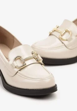 Beżowe Lakierowane Półbuty Mokasyny na Słupku Ozdobione Sprzączką Rivanell