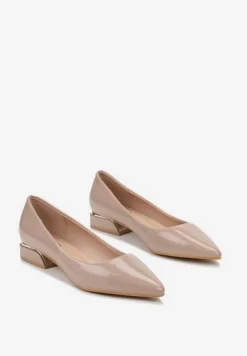 Beżowe Lakierowane Wsuwane Czółenka na Płaskim Obcasie z Noskiem w Szpic Sakane