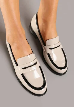 Beżowe Mokasyny Lakierowane ze Skórzaną Wkładką i Kontrastową Lamówką Beldiva