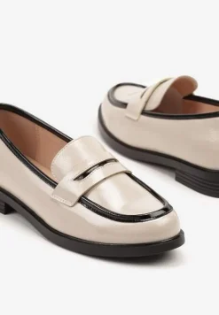 Beżowe Mokasyny Lakierowane ze Skórzaną Wkładką i Kontrastową Lamówką Beldiva