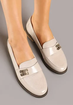 Beżowe Mokasyny Lakierowane z Metaliczną Ozdobą Nilionis