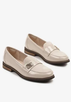 Beżowe Mokasyny Lakierowane z Metaliczną Ozdobą Nilionis