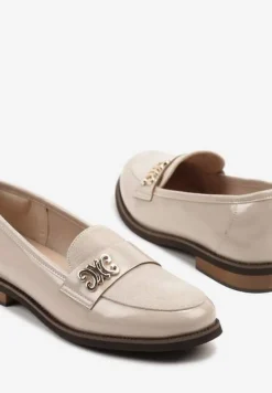 Beżowe Mokasyny Lakierowane z Metaliczną Ozdobą Nilionis