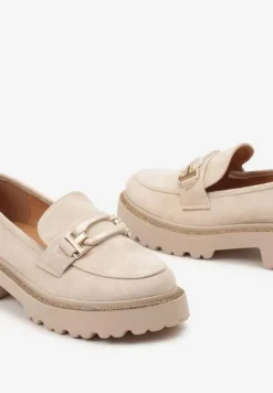 Beżowe Mokasyny na Niskiej Platformie z Metaliczną Klamrą i Cyrkoniami Rosqa