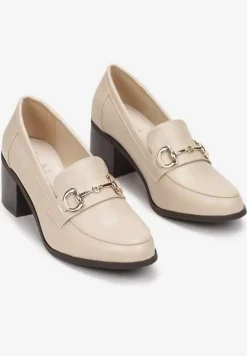 Beżowe Mokasyny na Obcasie z Dekoracyjną Klamerką Maffale