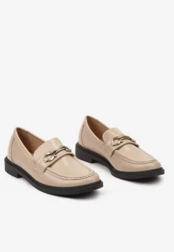 Beżowe Mokasyny na Płaskiej Podeszwie Ozdobione Klamrą Relabra
