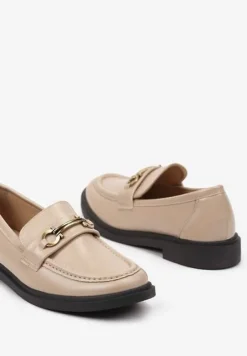 Beżowe Mokasyny na Płaskiej Podeszwie Ozdobione Klamrą Relabra