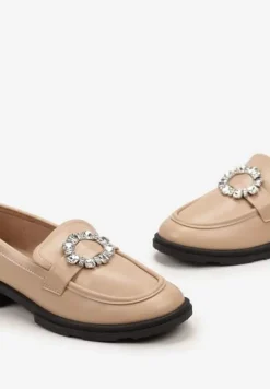 Beżowe Mokasyny na Płaskiej Podeszwie z Przeszyciami i Klamrą z Cyrkoniami Tarinni