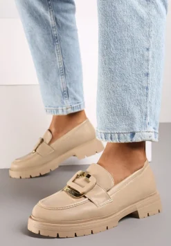 Beżowe Mokasyny na Płaskiej Podeszwie Ozdobione Metaliczną Aplikacją Evalith