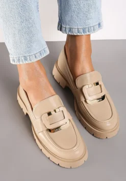 Beżowe Mokasyny na Płaskiej Podeszwie Ozdobione Metaliczną Aplikacją Evalith