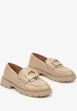 Beżowe Mokasyny na Płaskiej Podeszwie Ozdobione Metaliczną Aplikacją Evalith