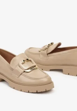 Beżowe Mokasyny na Płaskiej Podeszwie Ozdobione Metaliczną Aplikacją Evalith