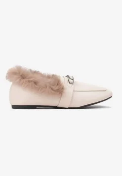 Beżowe Mokasyny na Płaskiej Podeszwie z Futerkiem i Metaliczną Ozdobą Emalorae