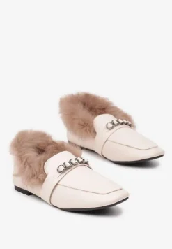 Beżowe Mokasyny na Płaskiej Podeszwie z Futerkiem i Metaliczną Ozdobą Emalorae