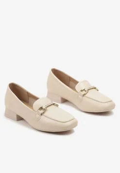 Beżowe Mokasyny na Płaskim Słupku z Klamrą z Cyrkoniami Haloena