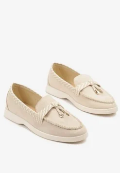 Beżowe Mokasyny Ozdobione Metalicznymi Aplikacjami i Geometrycznym Wzorem Raviloria
